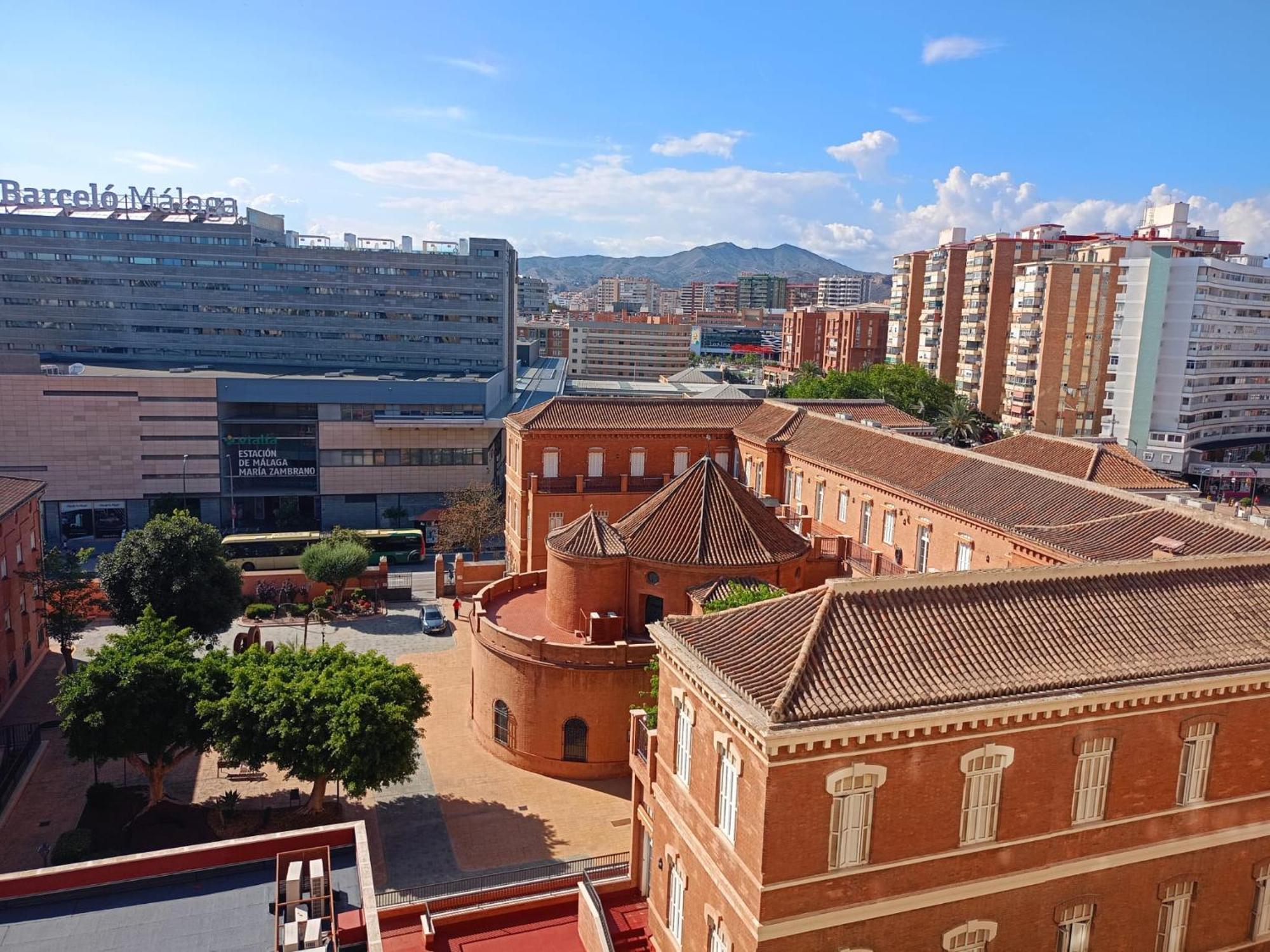 Habitacion Privada Centro Malaga Cerca Tren Maria Zambrano Y Playa Muy Buena Conexion Wifi Extérieur photo